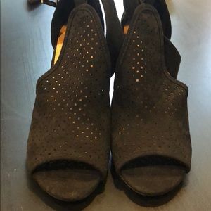 Black Universal Thread stacked heels